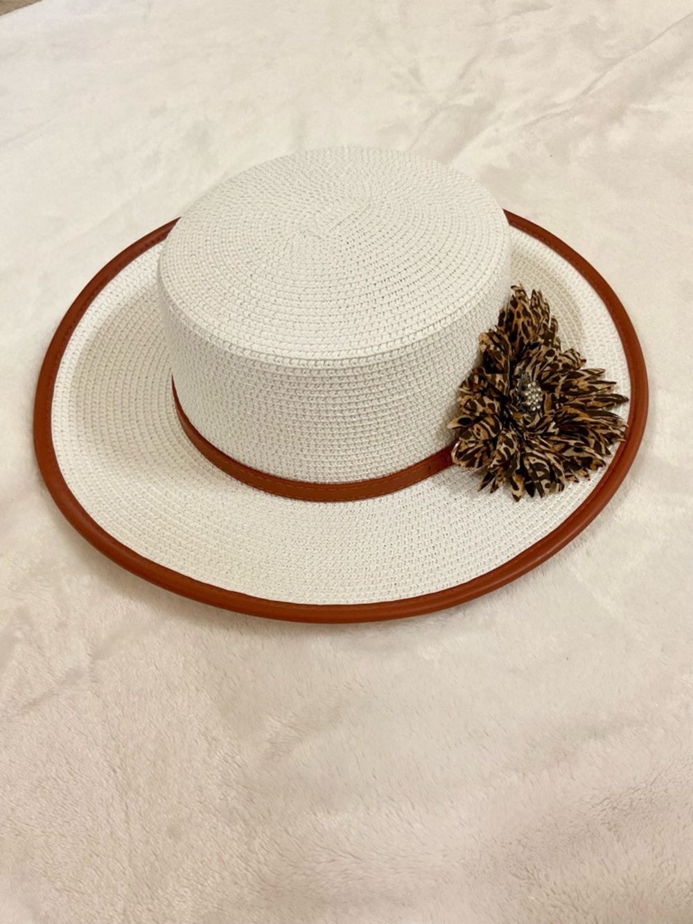 British Flat Top Wide Brim White Straw Hat Detachable Leopard Print Clip NWOT - Picture 2 of 14